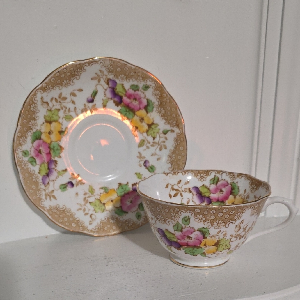 Vintage Royal Albert Lovelace pattern teacup & saucer Collectable